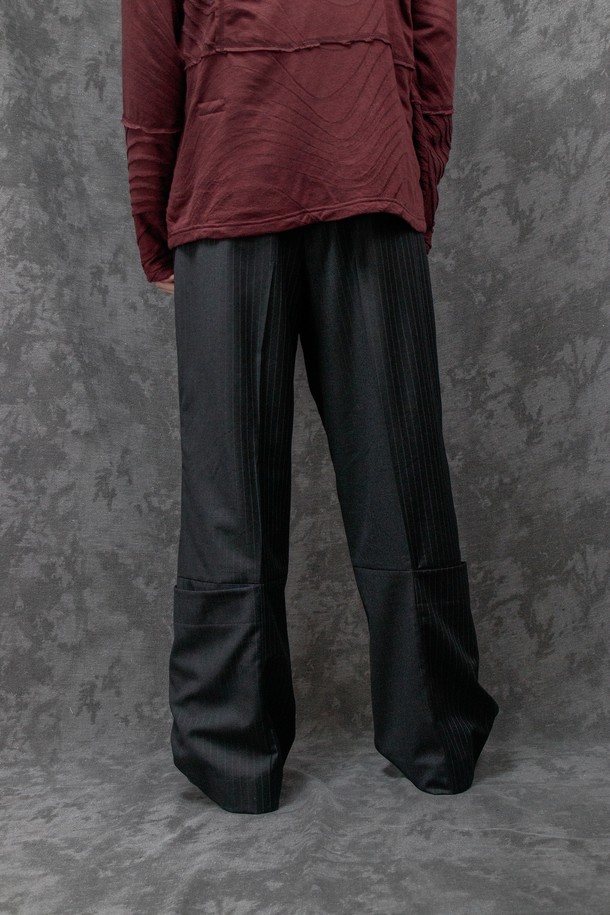 Calf 랩 팬츠_____딥 차콜 (데드스탁)는 모던하고 미니멀한 스타일의 와이드 핏 긴바지입니다. 딥 차콜 컬러에 부드러운 울 소재, 스트라이프 패턴으로 세련된 느낌을 더했습니다. 사이즈 어드저스터 밴딩과 YKK 지퍼, 앞뒤 주머니, 플라이 고정 바텍, 아웃심 패널 디자인, 턱 디테일로 편안함과 실용성을 높였습니다. 데드스탁 원단을 사용하여 희소성을 더했으며 출근룩, 오피스룩, 비즈니스 캐주얼에 적합합니다. 클래식, 미니멀, 시크한 스타일을 연출해보세요.
