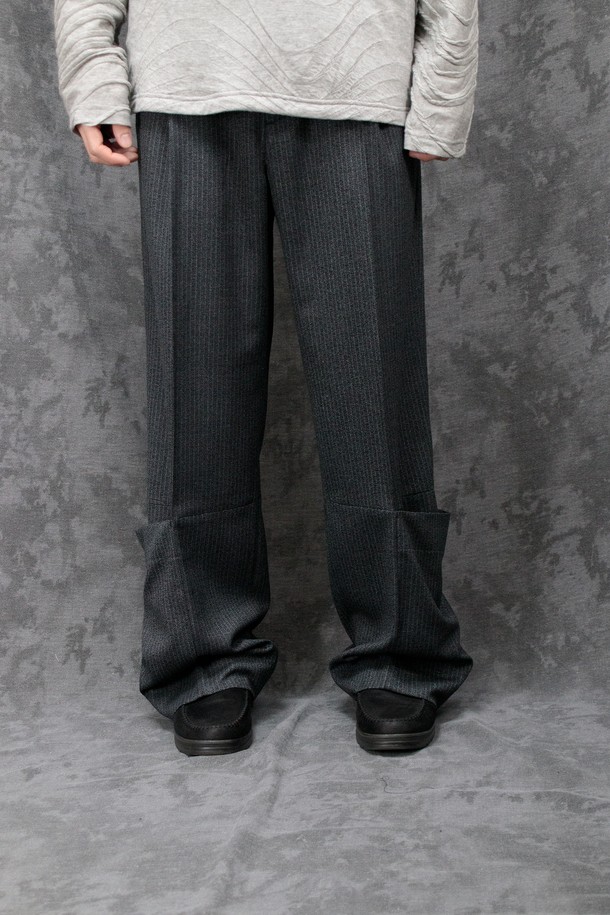 "Calf Wrap Pants - 그레인 블랙"은 데드스탁 원단을 사용하여 제작된 남성용 슬랙스입니다. 차콜 및 블랙 컬러로 출시되었으며, 미니멀하고 클래식한 스타일을 연출할 수 있습니다. 얇은 두께감에 루즈핏 와이드 실루엣으로 편안한 착용감을 선사하며, 부드러운 촉감과 스트라이프 패턴이 특징입니다. YKK 지퍼, 앞뒤 주머니, 아웃심 패널 디자인, 턱 디테일 등 완성도 높은 디테일을 더했으며, 오피스룩, 비즈니스 캐주얼, 출근룩 등 다양한 TPO에 활용하기 좋습니다.
