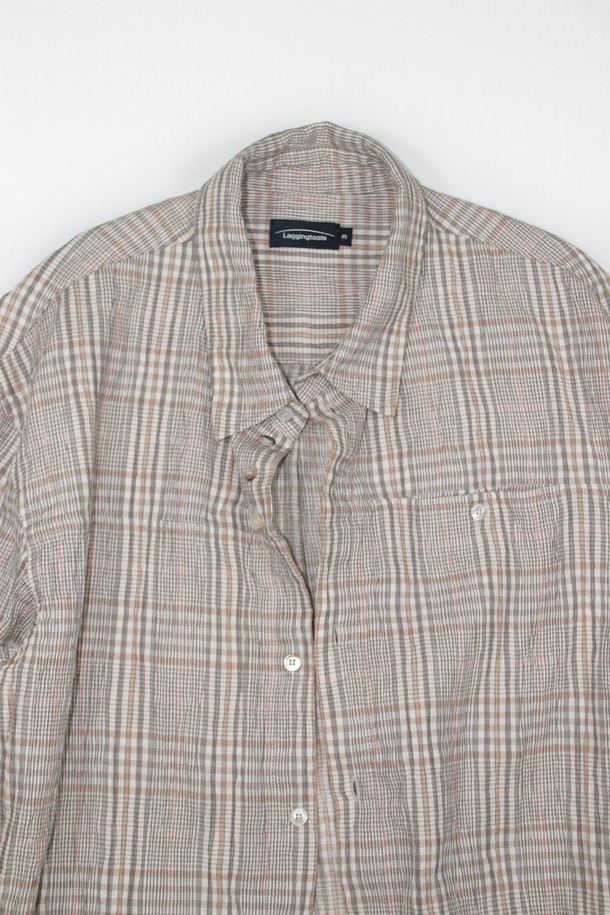 내추럴 체크 패턴 셔츠, 베이지 컬러의 이 셔츠는 남녀 모두 착용 가능한 제품입니다. 린넨과 면 혼방 소재로 제작되어 봄, 여름 시즌에 시원하게 입을 수 있으며, 릴렉스 핏과 차이나 칼라 디자인이 편안한 착용감을 선사합니다. 캐주얼, 베이직 스타일을 기반으로 데이트룩, 카페룩 등 다양한 TPO에 활용 가능하며, 히든 포켓, 자개 단추, 워싱 및 링클 가공으로 디테일을 더했습니다. 긴 소매와 레귤러 기장으로 어떤 스타일에도 잘 어울리는 활용도 높은 아이템입니다.
