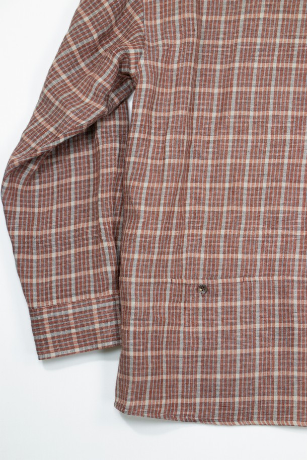 이태리산 린넨 패브릭으로 제작된 Natural Check Pattern 셔츠_레드입니다. 클래식과 캐주얼 무드를 넘나드는 릴랙스 핏의 긴소매 셔츠로, 봄, 여름 시즌에 활용하기 좋습니다. 체크 패턴과 부드러운 촉감이 특징이며, 히든 포켓과 연속 단추 디테일, 그리고 단추 잠금 포켓 3개가 디자인의 완성도를 높입니다. 데이트룩, 카페룩, 여행룩 등 다양한 TPO에 미니멀, 캐주얼, 클래식 스타일로 코디해보세요.
