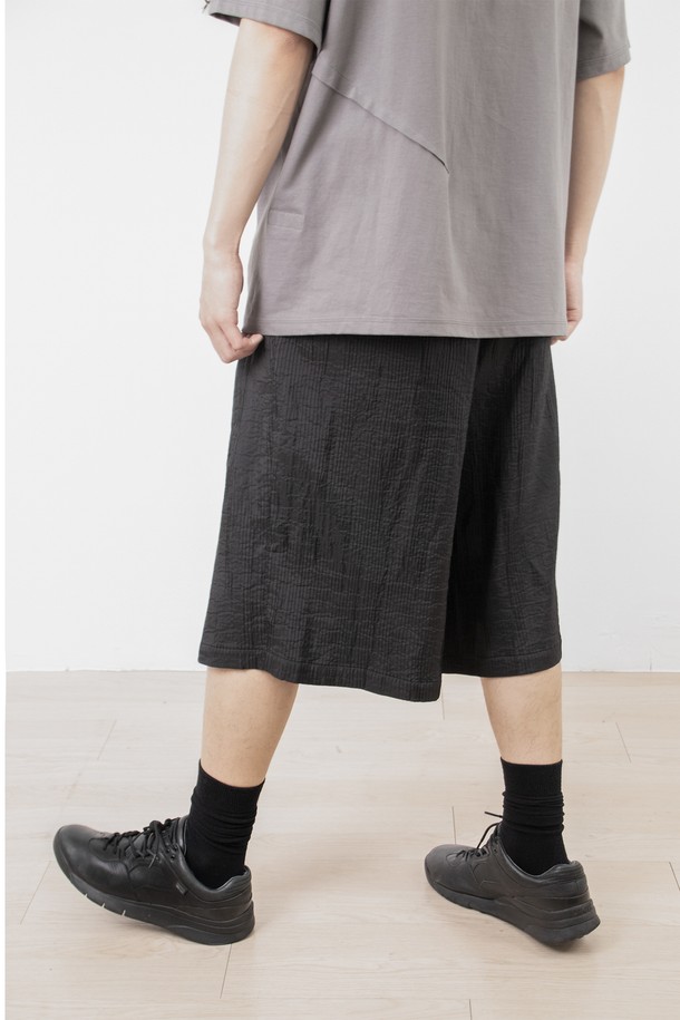 "Shelter Half Pants(쉘터 하프 팬츠)_____black"는 미니멀하고 시크한 스타일을 추구하는 남녀 모두에게 어울리는 와이드 팬츠입니다. 봄, 여름에 착용하기 적합하며, 부드러운 촉감과 은은한 광택감을 자랑하는 유럽산 폴리아미드 소재로 제작되었습니다. 허리 어드저스터와 YKK 지퍼 디테일, 턱 디테일이 돋보이며, 구김이 적어 편안하게 착용할 수 있습니다. 루즈핏의 긴 기장감과 블랙 컬러는 다양한 상의와 매치하여 데이트룩, 카페룩, 출근룩 등 폭넓은 TPO에 활용하기 좋습니다.
