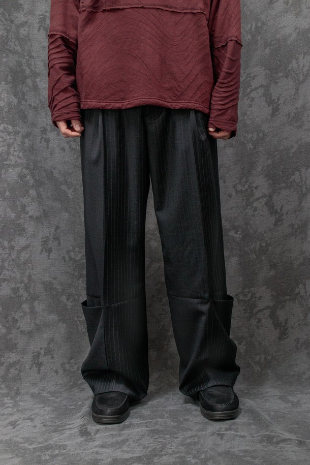 Calf 랩 팬츠_____딥 차콜 (데드스탁)는 모던하고 미니멀한 스타일의 와이드 핏 긴바지입니다. 딥 차콜 컬러에 부드러운 울 소재, 스트라이프 패턴으로 세련된 느낌을 더했습니다. 사이즈 어드저스터 밴딩과 YKK 지퍼, 앞뒤 주머니, 플라이 고정 바텍, 아웃심 패널 디자인, 턱 디테일로 편안함과 실용성을 높였습니다. 데드스탁 원단을 사용하여 희소성을 더했으며 출근룩, 오피스룩, 비즈니스 캐주얼에 적합합니다. 클래식, 미니멀, 시크한 스타일을 연출해보세요.
