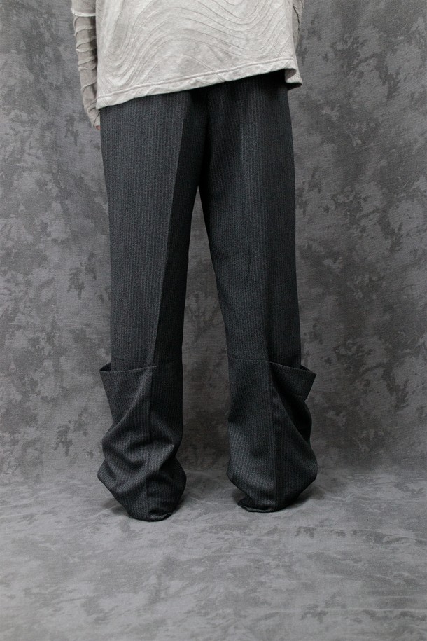 "Calf Wrap Pants - 그레인 블랙"은 데드스탁 원단을 사용하여 제작된 남성용 슬랙스입니다. 차콜 및 블랙 컬러로 출시되었으며, 미니멀하고 클래식한 스타일을 연출할 수 있습니다. 얇은 두께감에 루즈핏 와이드 실루엣으로 편안한 착용감을 선사하며, 부드러운 촉감과 스트라이프 패턴이 특징입니다. YKK 지퍼, 앞뒤 주머니, 아웃심 패널 디자인, 턱 디테일 등 완성도 높은 디테일을 더했으며, 오피스룩, 비즈니스 캐주얼, 출근룩 등 다양한 TPO에 활용하기 좋습니다.
