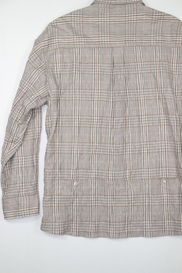 내추럴 체크 패턴 셔츠, 베이지 컬러의 이 셔츠는 남녀 모두 착용 가능한 제품입니다. 린넨과 면 혼방 소재로 제작되어 봄, 여름 시즌에 시원하게 입을 수 있으며, 릴렉스 핏과 차이나 칼라 디자인이 편안한 착용감을 선사합니다. 캐주얼, 베이직 스타일을 기반으로 데이트룩, 카페룩 등 다양한 TPO에 활용 가능하며, 히든 포켓, 자개 단추, 워싱 및 링클 가공으로 디테일을 더했습니다. 긴 소매와 레귤러 기장으로 어떤 스타일에도 잘 어울리는 활용도 높은 아이템입니다.
