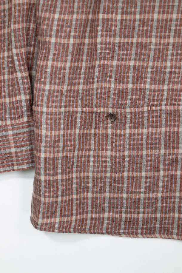 이태리산 린넨 패브릭으로 제작된 Natural Check Pattern 셔츠_레드입니다. 클래식과 캐주얼 무드를 넘나드는 릴랙스 핏의 긴소매 셔츠로, 봄, 여름 시즌에 활용하기 좋습니다. 체크 패턴과 부드러운 촉감이 특징이며, 히든 포켓과 연속 단추 디테일, 그리고 단추 잠금 포켓 3개가 디자인의 완성도를 높입니다. 데이트룩, 카페룩, 여행룩 등 다양한 TPO에 미니멀, 캐주얼, 클래식 스타일로 코디해보세요.
