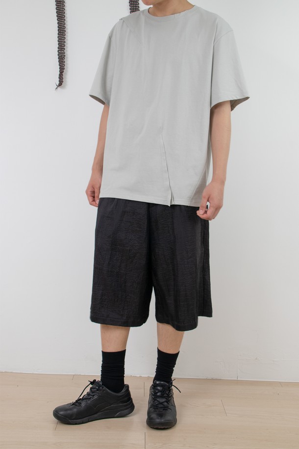 "Shelter Half Pants(쉘터 하프 팬츠)_____black"는 미니멀하고 시크한 스타일을 추구하는 남녀 모두에게 어울리는 와이드 팬츠입니다. 봄, 여름에 착용하기 적합하며, 부드러운 촉감과 은은한 광택감을 자랑하는 유럽산 폴리아미드 소재로 제작되었습니다. 허리 어드저스터와 YKK 지퍼 디테일, 턱 디테일이 돋보이며, 구김이 적어 편안하게 착용할 수 있습니다. 루즈핏의 긴 기장감과 블랙 컬러는 다양한 상의와 매치하여 데이트룩, 카페룩, 출근룩 등 폭넓은 TPO에 활용하기 좋습니다.
