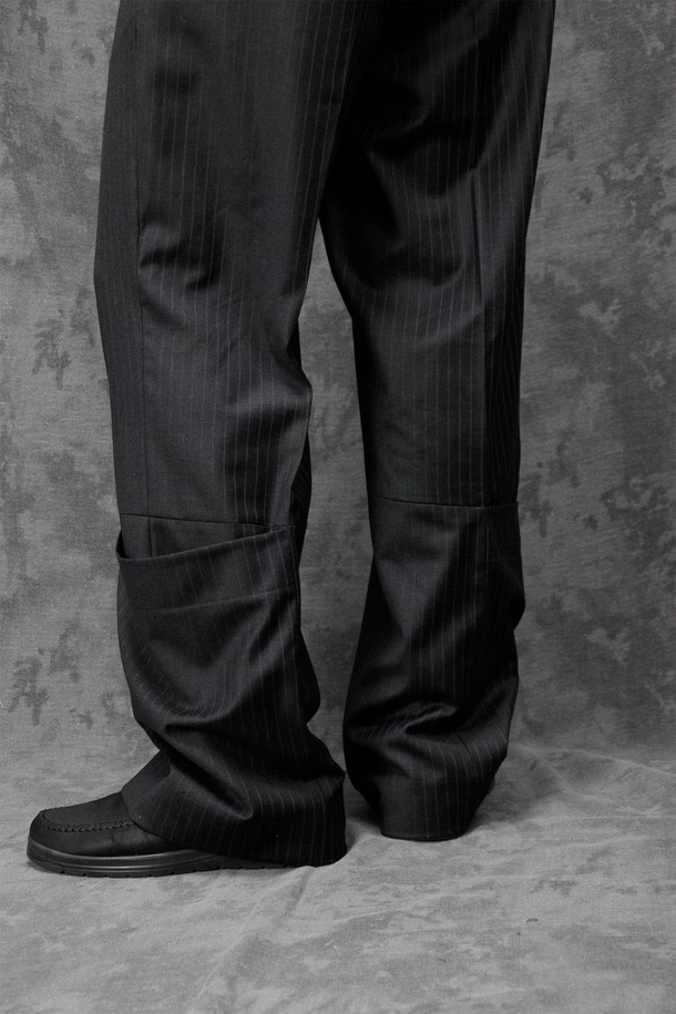 Calf 랩 팬츠_____딥 차콜 (데드스탁)는 모던하고 미니멀한 스타일의 와이드 핏 긴바지입니다. 딥 차콜 컬러에 부드러운 울 소재, 스트라이프 패턴으로 세련된 느낌을 더했습니다. 사이즈 어드저스터 밴딩과 YKK 지퍼, 앞뒤 주머니, 플라이 고정 바텍, 아웃심 패널 디자인, 턱 디테일로 편안함과 실용성을 높였습니다. 데드스탁 원단을 사용하여 희소성을 더했으며 출근룩, 오피스룩, 비즈니스 캐주얼에 적합합니다. 클래식, 미니멀, 시크한 스타일을 연출해보세요.
