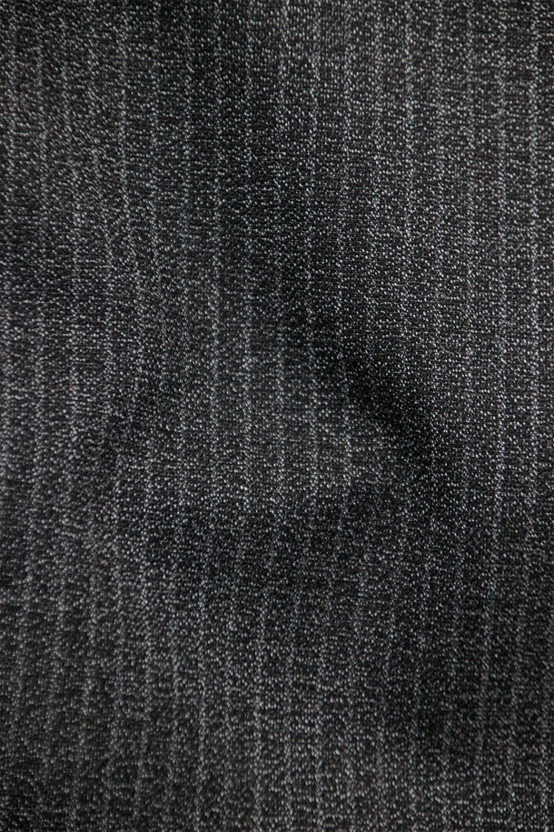 "Calf Wrap Pants - 그레인 블랙"은 데드스탁 원단을 사용하여 제작된 남성용 슬랙스입니다. 차콜 및 블랙 컬러로 출시되었으며, 미니멀하고 클래식한 스타일을 연출할 수 있습니다. 얇은 두께감에 루즈핏 와이드 실루엣으로 편안한 착용감을 선사하며, 부드러운 촉감과 스트라이프 패턴이 특징입니다. YKK 지퍼, 앞뒤 주머니, 아웃심 패널 디자인, 턱 디테일 등 완성도 높은 디테일을 더했으며, 오피스룩, 비즈니스 캐주얼, 출근룩 등 다양한 TPO에 활용하기 좋습니다.
