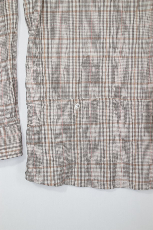 내추럴 체크 패턴 셔츠, 베이지 컬러의 이 셔츠는 남녀 모두 착용 가능한 제품입니다. 린넨과 면 혼방 소재로 제작되어 봄, 여름 시즌에 시원하게 입을 수 있으며, 릴렉스 핏과 차이나 칼라 디자인이 편안한 착용감을 선사합니다. 캐주얼, 베이직 스타일을 기반으로 데이트룩, 카페룩 등 다양한 TPO에 활용 가능하며, 히든 포켓, 자개 단추, 워싱 및 링클 가공으로 디테일을 더했습니다. 긴 소매와 레귤러 기장으로 어떤 스타일에도 잘 어울리는 활용도 높은 아이템입니다.
