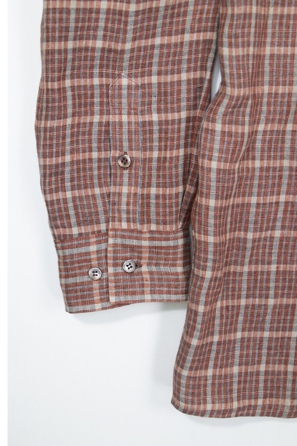 이태리산 린넨 패브릭으로 제작된 Natural Check Pattern 셔츠_레드입니다. 클래식과 캐주얼 무드를 넘나드는 릴랙스 핏의 긴소매 셔츠로, 봄, 여름 시즌에 활용하기 좋습니다. 체크 패턴과 부드러운 촉감이 특징이며, 히든 포켓과 연속 단추 디테일, 그리고 단추 잠금 포켓 3개가 디자인의 완성도를 높입니다. 데이트룩, 카페룩, 여행룩 등 다양한 TPO에 미니멀, 캐주얼, 클래식 스타일로 코디해보세요.
