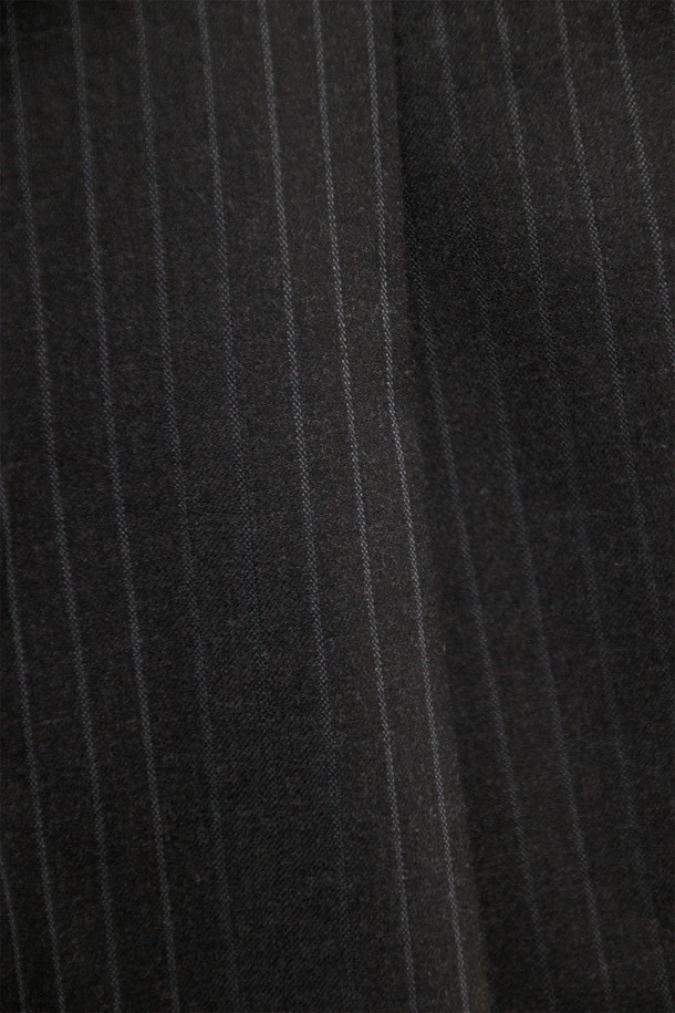 Calf 랩 팬츠_____딥 차콜 (데드스탁)는 모던하고 미니멀한 스타일의 와이드 핏 긴바지입니다. 딥 차콜 컬러에 부드러운 울 소재, 스트라이프 패턴으로 세련된 느낌을 더했습니다. 사이즈 어드저스터 밴딩과 YKK 지퍼, 앞뒤 주머니, 플라이 고정 바텍, 아웃심 패널 디자인, 턱 디테일로 편안함과 실용성을 높였습니다. 데드스탁 원단을 사용하여 희소성을 더했으며 출근룩, 오피스룩, 비즈니스 캐주얼에 적합합니다. 클래식, 미니멀, 시크한 스타일을 연출해보세요.
