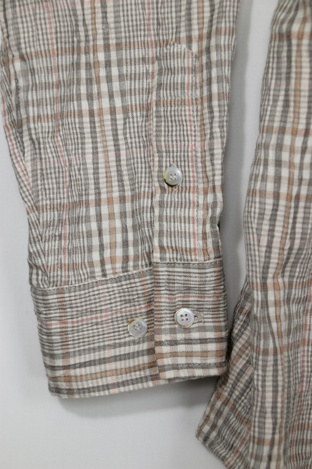 내추럴 체크 패턴 셔츠, 베이지 컬러의 이 셔츠는 남녀 모두 착용 가능한 제품입니다. 린넨과 면 혼방 소재로 제작되어 봄, 여름 시즌에 시원하게 입을 수 있으며, 릴렉스 핏과 차이나 칼라 디자인이 편안한 착용감을 선사합니다. 캐주얼, 베이직 스타일을 기반으로 데이트룩, 카페룩 등 다양한 TPO에 활용 가능하며, 히든 포켓, 자개 단추, 워싱 및 링클 가공으로 디테일을 더했습니다. 긴 소매와 레귤러 기장으로 어떤 스타일에도 잘 어울리는 활용도 높은 아이템입니다.
