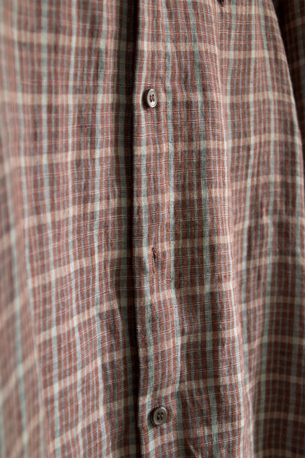 이태리산 린넨 패브릭으로 제작된 Natural Check Pattern 셔츠_레드입니다. 클래식과 캐주얼 무드를 넘나드는 릴랙스 핏의 긴소매 셔츠로, 봄, 여름 시즌에 활용하기 좋습니다. 체크 패턴과 부드러운 촉감이 특징이며, 히든 포켓과 연속 단추 디테일, 그리고 단추 잠금 포켓 3개가 디자인의 완성도를 높입니다. 데이트룩, 카페룩, 여행룩 등 다양한 TPO에 미니멀, 캐주얼, 클래식 스타일로 코디해보세요.
