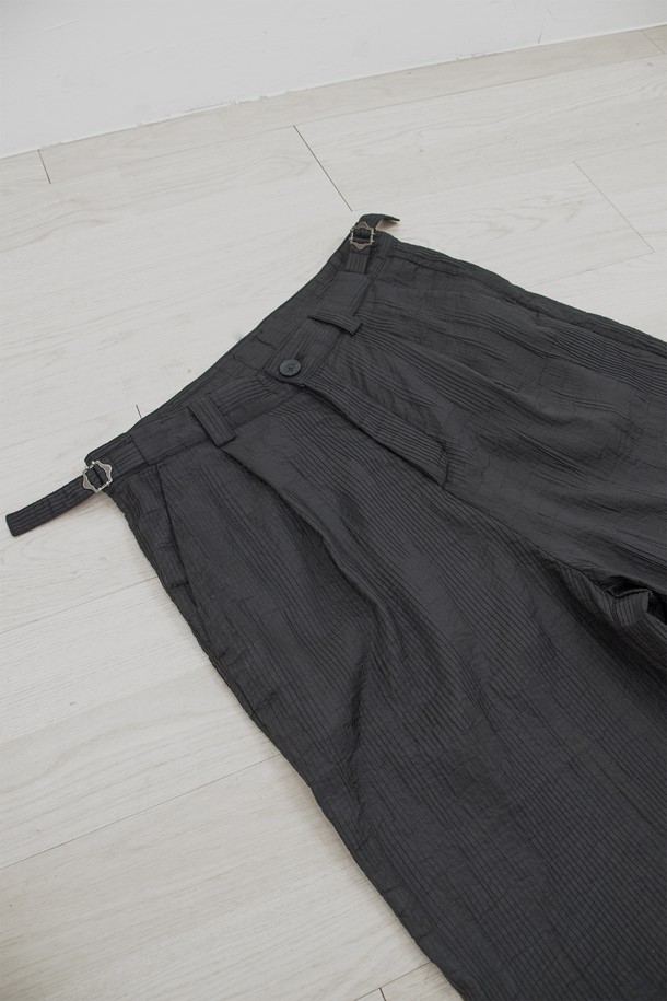 "Shelter Half Pants(쉘터 하프 팬츠)_____black"는 미니멀하고 시크한 스타일을 추구하는 남녀 모두에게 어울리는 와이드 팬츠입니다. 봄, 여름에 착용하기 적합하며, 부드러운 촉감과 은은한 광택감을 자랑하는 유럽산 폴리아미드 소재로 제작되었습니다. 허리 어드저스터와 YKK 지퍼 디테일, 턱 디테일이 돋보이며, 구김이 적어 편안하게 착용할 수 있습니다. 루즈핏의 긴 기장감과 블랙 컬러는 다양한 상의와 매치하여 데이트룩, 카페룩, 출근룩 등 폭넓은 TPO에 활용하기 좋습니다.
