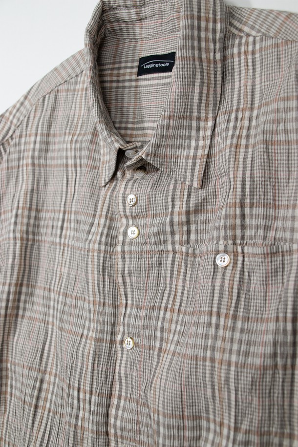 내추럴 체크 패턴 셔츠, 베이지 컬러의 이 셔츠는 남녀 모두 착용 가능한 제품입니다. 린넨과 면 혼방 소재로 제작되어 봄, 여름 시즌에 시원하게 입을 수 있으며, 릴렉스 핏과 차이나 칼라 디자인이 편안한 착용감을 선사합니다. 캐주얼, 베이직 스타일을 기반으로 데이트룩, 카페룩 등 다양한 TPO에 활용 가능하며, 히든 포켓, 자개 단추, 워싱 및 링클 가공으로 디테일을 더했습니다. 긴 소매와 레귤러 기장으로 어떤 스타일에도 잘 어울리는 활용도 높은 아이템입니다.
