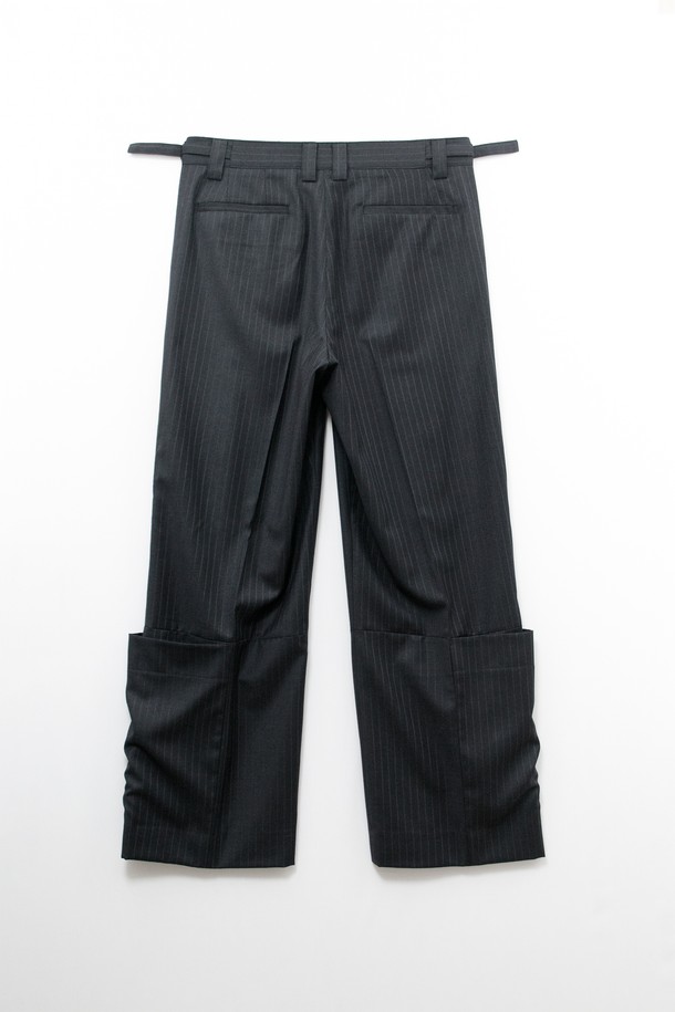 Calf 랩 팬츠_____딥 차콜 (데드스탁)는 모던하고 미니멀한 스타일의 와이드 핏 긴바지입니다. 딥 차콜 컬러에 부드러운 울 소재, 스트라이프 패턴으로 세련된 느낌을 더했습니다. 사이즈 어드저스터 밴딩과 YKK 지퍼, 앞뒤 주머니, 플라이 고정 바텍, 아웃심 패널 디자인, 턱 디테일로 편안함과 실용성을 높였습니다. 데드스탁 원단을 사용하여 희소성을 더했으며 출근룩, 오피스룩, 비즈니스 캐주얼에 적합합니다. 클래식, 미니멀, 시크한 스타일을 연출해보세요.
