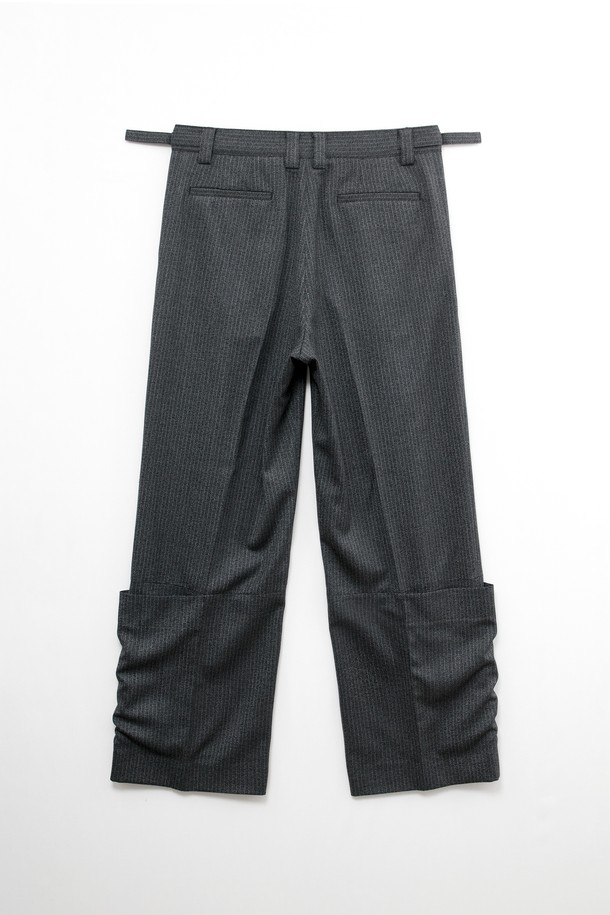 "Calf Wrap Pants - 그레인 블랙"은 데드스탁 원단을 사용하여 제작된 남성용 슬랙스입니다. 차콜 및 블랙 컬러로 출시되었으며, 미니멀하고 클래식한 스타일을 연출할 수 있습니다. 얇은 두께감에 루즈핏 와이드 실루엣으로 편안한 착용감을 선사하며, 부드러운 촉감과 스트라이프 패턴이 특징입니다. YKK 지퍼, 앞뒤 주머니, 아웃심 패널 디자인, 턱 디테일 등 완성도 높은 디테일을 더했으며, 오피스룩, 비즈니스 캐주얼, 출근룩 등 다양한 TPO에 활용하기 좋습니다.
