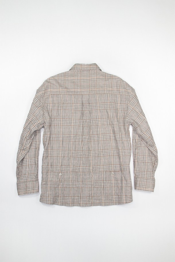 내추럴 체크 패턴 셔츠, 베이지 컬러의 이 셔츠는 남녀 모두 착용 가능한 제품입니다. 린넨과 면 혼방 소재로 제작되어 봄, 여름 시즌에 시원하게 입을 수 있으며, 릴렉스 핏과 차이나 칼라 디자인이 편안한 착용감을 선사합니다. 캐주얼, 베이직 스타일을 기반으로 데이트룩, 카페룩 등 다양한 TPO에 활용 가능하며, 히든 포켓, 자개 단추, 워싱 및 링클 가공으로 디테일을 더했습니다. 긴 소매와 레귤러 기장으로 어떤 스타일에도 잘 어울리는 활용도 높은 아이템입니다.
