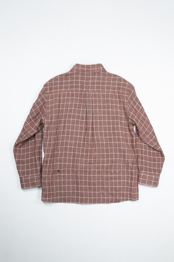 이태리산 린넨 패브릭으로 제작된 Natural Check Pattern 셔츠_레드입니다. 클래식과 캐주얼 무드를 넘나드는 릴랙스 핏의 긴소매 셔츠로, 봄, 여름 시즌에 활용하기 좋습니다. 체크 패턴과 부드러운 촉감이 특징이며, 히든 포켓과 연속 단추 디테일, 그리고 단추 잠금 포켓 3개가 디자인의 완성도를 높입니다. 데이트룩, 카페룩, 여행룩 등 다양한 TPO에 미니멀, 캐주얼, 클래식 스타일로 코디해보세요.
