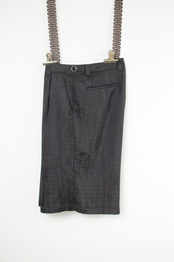 "Shelter Half Pants(쉘터 하프 팬츠)_____black"는 미니멀하고 시크한 스타일을 추구하는 남녀 모두에게 어울리는 와이드 팬츠입니다. 봄, 여름에 착용하기 적합하며, 부드러운 촉감과 은은한 광택감을 자랑하는 유럽산 폴리아미드 소재로 제작되었습니다. 허리 어드저스터와 YKK 지퍼 디테일, 턱 디테일이 돋보이며, 구김이 적어 편안하게 착용할 수 있습니다. 루즈핏의 긴 기장감과 블랙 컬러는 다양한 상의와 매치하여 데이트룩, 카페룩, 출근룩 등 폭넓은 TPO에 활용하기 좋습니다.
