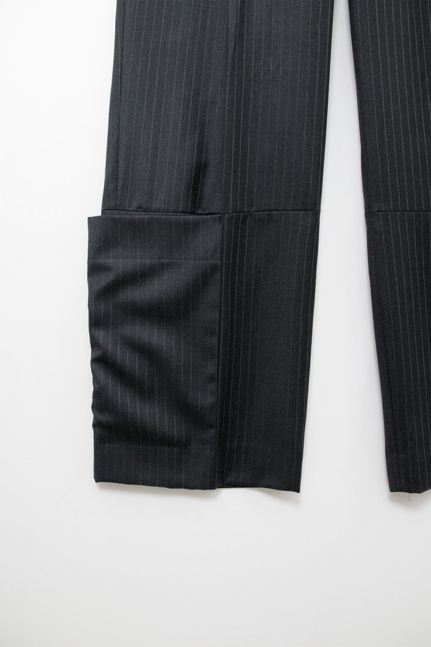 Calf 랩 팬츠_____딥 차콜 (데드스탁)는 모던하고 미니멀한 스타일의 와이드 핏 긴바지입니다. 딥 차콜 컬러에 부드러운 울 소재, 스트라이프 패턴으로 세련된 느낌을 더했습니다. 사이즈 어드저스터 밴딩과 YKK 지퍼, 앞뒤 주머니, 플라이 고정 바텍, 아웃심 패널 디자인, 턱 디테일로 편안함과 실용성을 높였습니다. 데드스탁 원단을 사용하여 희소성을 더했으며 출근룩, 오피스룩, 비즈니스 캐주얼에 적합합니다. 클래식, 미니멀, 시크한 스타일을 연출해보세요.
