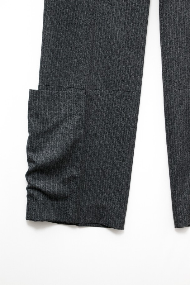 "Calf Wrap Pants - 그레인 블랙"은 데드스탁 원단을 사용하여 제작된 남성용 슬랙스입니다. 차콜 및 블랙 컬러로 출시되었으며, 미니멀하고 클래식한 스타일을 연출할 수 있습니다. 얇은 두께감에 루즈핏 와이드 실루엣으로 편안한 착용감을 선사하며, 부드러운 촉감과 스트라이프 패턴이 특징입니다. YKK 지퍼, 앞뒤 주머니, 아웃심 패널 디자인, 턱 디테일 등 완성도 높은 디테일을 더했으며, 오피스룩, 비즈니스 캐주얼, 출근룩 등 다양한 TPO에 활용하기 좋습니다.
