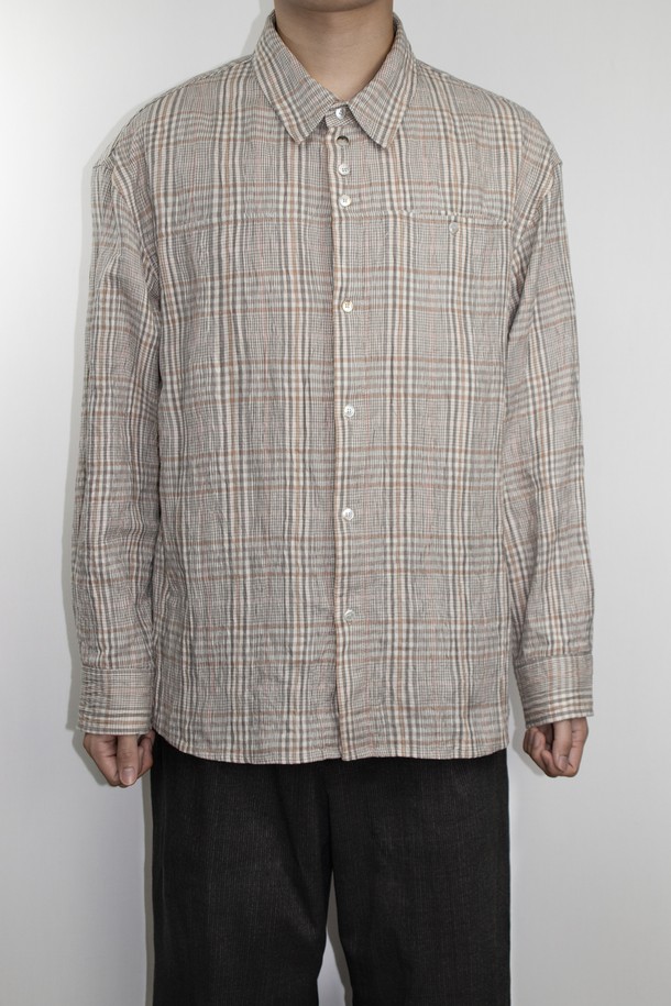 내추럴 체크 패턴 셔츠, 베이지 컬러의 이 셔츠는 남녀 모두 착용 가능한 제품입니다. 린넨과 면 혼방 소재로 제작되어 봄, 여름 시즌에 시원하게 입을 수 있으며, 릴렉스 핏과 차이나 칼라 디자인이 편안한 착용감을 선사합니다. 캐주얼, 베이직 스타일을 기반으로 데이트룩, 카페룩 등 다양한 TPO에 활용 가능하며, 히든 포켓, 자개 단추, 워싱 및 링클 가공으로 디테일을 더했습니다. 긴 소매와 레귤러 기장으로 어떤 스타일에도 잘 어울리는 활용도 높은 아이템입니다.
