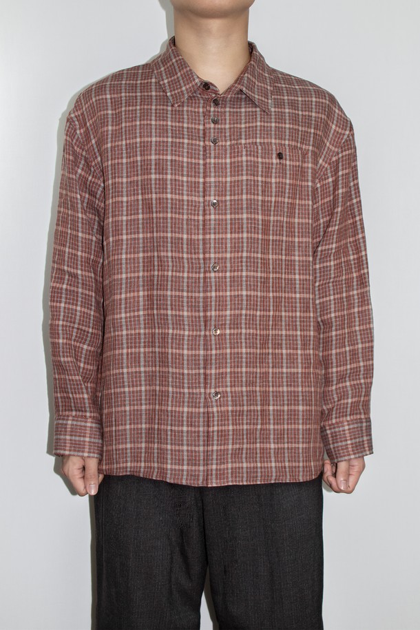 이태리산 린넨 패브릭으로 제작된 Natural Check Pattern 셔츠_레드입니다. 클래식과 캐주얼 무드를 넘나드는 릴랙스 핏의 긴소매 셔츠로, 봄, 여름 시즌에 활용하기 좋습니다. 체크 패턴과 부드러운 촉감이 특징이며, 히든 포켓과 연속 단추 디테일, 그리고 단추 잠금 포켓 3개가 디자인의 완성도를 높입니다. 데이트룩, 카페룩, 여행룩 등 다양한 TPO에 미니멀, 캐주얼, 클래식 스타일로 코디해보세요.
