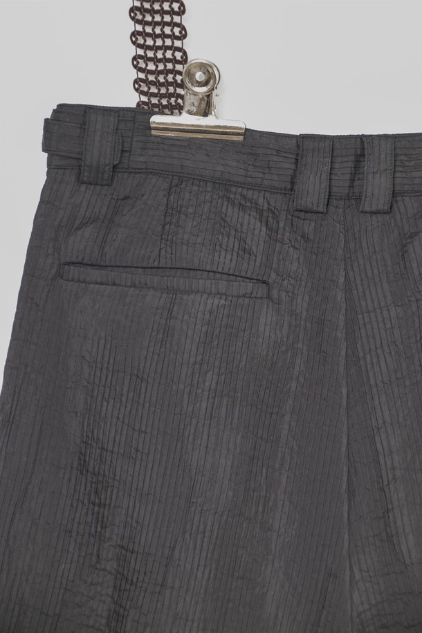 "Shelter Half Pants(쉘터 하프 팬츠)_____black"는 미니멀하고 시크한 스타일을 추구하는 남녀 모두에게 어울리는 와이드 팬츠입니다. 봄, 여름에 착용하기 적합하며, 부드러운 촉감과 은은한 광택감을 자랑하는 유럽산 폴리아미드 소재로 제작되었습니다. 허리 어드저스터와 YKK 지퍼 디테일, 턱 디테일이 돋보이며, 구김이 적어 편안하게 착용할 수 있습니다. 루즈핏의 긴 기장감과 블랙 컬러는 다양한 상의와 매치하여 데이트룩, 카페룩, 출근룩 등 폭넓은 TPO에 활용하기 좋습니다.
