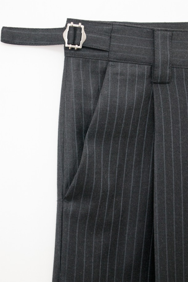 Calf 랩 팬츠_____딥 차콜 (데드스탁)는 모던하고 미니멀한 스타일의 와이드 핏 긴바지입니다. 딥 차콜 컬러에 부드러운 울 소재, 스트라이프 패턴으로 세련된 느낌을 더했습니다. 사이즈 어드저스터 밴딩과 YKK 지퍼, 앞뒤 주머니, 플라이 고정 바텍, 아웃심 패널 디자인, 턱 디테일로 편안함과 실용성을 높였습니다. 데드스탁 원단을 사용하여 희소성을 더했으며 출근룩, 오피스룩, 비즈니스 캐주얼에 적합합니다. 클래식, 미니멀, 시크한 스타일을 연출해보세요.
