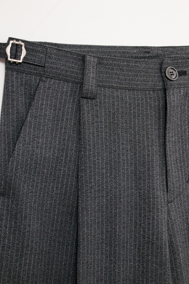 "Calf Wrap Pants - 그레인 블랙"은 데드스탁 원단을 사용하여 제작된 남성용 슬랙스입니다. 차콜 및 블랙 컬러로 출시되었으며, 미니멀하고 클래식한 스타일을 연출할 수 있습니다. 얇은 두께감에 루즈핏 와이드 실루엣으로 편안한 착용감을 선사하며, 부드러운 촉감과 스트라이프 패턴이 특징입니다. YKK 지퍼, 앞뒤 주머니, 아웃심 패널 디자인, 턱 디테일 등 완성도 높은 디테일을 더했으며, 오피스룩, 비즈니스 캐주얼, 출근룩 등 다양한 TPO에 활용하기 좋습니다.
