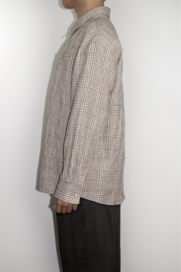 내추럴 체크 패턴 셔츠, 베이지 컬러의 이 셔츠는 남녀 모두 착용 가능한 제품입니다. 린넨과 면 혼방 소재로 제작되어 봄, 여름 시즌에 시원하게 입을 수 있으며, 릴렉스 핏과 차이나 칼라 디자인이 편안한 착용감을 선사합니다. 캐주얼, 베이직 스타일을 기반으로 데이트룩, 카페룩 등 다양한 TPO에 활용 가능하며, 히든 포켓, 자개 단추, 워싱 및 링클 가공으로 디테일을 더했습니다. 긴 소매와 레귤러 기장으로 어떤 스타일에도 잘 어울리는 활용도 높은 아이템입니다.
