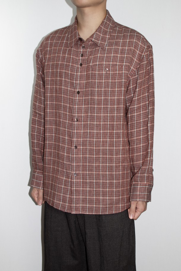 이태리산 린넨 패브릭으로 제작된 Natural Check Pattern 셔츠_레드입니다. 클래식과 캐주얼 무드를 넘나드는 릴랙스 핏의 긴소매 셔츠로, 봄, 여름 시즌에 활용하기 좋습니다. 체크 패턴과 부드러운 촉감이 특징이며, 히든 포켓과 연속 단추 디테일, 그리고 단추 잠금 포켓 3개가 디자인의 완성도를 높입니다. 데이트룩, 카페룩, 여행룩 등 다양한 TPO에 미니멀, 캐주얼, 클래식 스타일로 코디해보세요.
