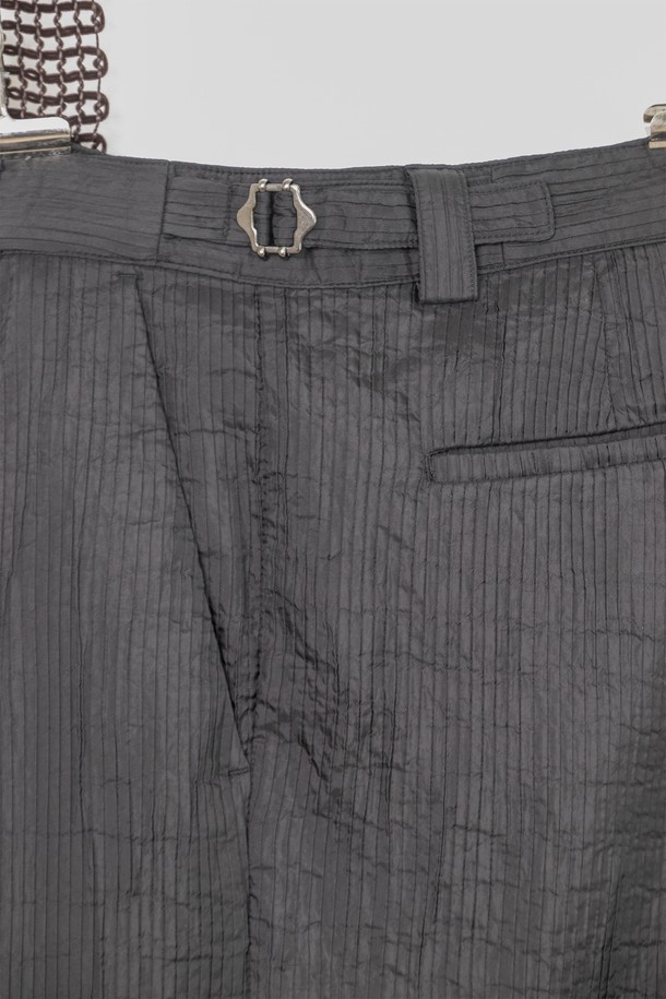 "Shelter Half Pants(쉘터 하프 팬츠)_____black"는 미니멀하고 시크한 스타일을 추구하는 남녀 모두에게 어울리는 와이드 팬츠입니다. 봄, 여름에 착용하기 적합하며, 부드러운 촉감과 은은한 광택감을 자랑하는 유럽산 폴리아미드 소재로 제작되었습니다. 허리 어드저스터와 YKK 지퍼 디테일, 턱 디테일이 돋보이며, 구김이 적어 편안하게 착용할 수 있습니다. 루즈핏의 긴 기장감과 블랙 컬러는 다양한 상의와 매치하여 데이트룩, 카페룩, 출근룩 등 폭넓은 TPO에 활용하기 좋습니다.
