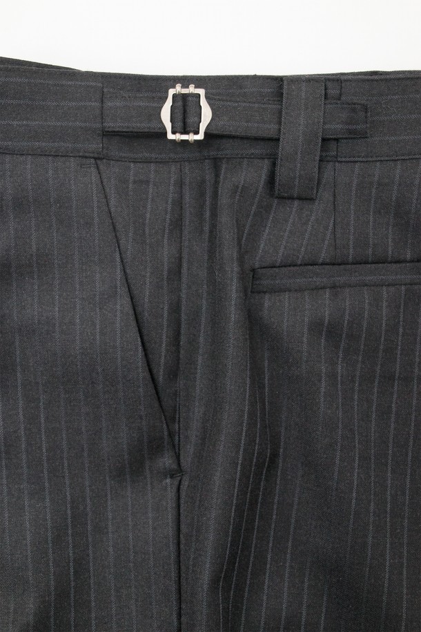 Calf 랩 팬츠_____딥 차콜 (데드스탁)는 모던하고 미니멀한 스타일의 와이드 핏 긴바지입니다. 딥 차콜 컬러에 부드러운 울 소재, 스트라이프 패턴으로 세련된 느낌을 더했습니다. 사이즈 어드저스터 밴딩과 YKK 지퍼, 앞뒤 주머니, 플라이 고정 바텍, 아웃심 패널 디자인, 턱 디테일로 편안함과 실용성을 높였습니다. 데드스탁 원단을 사용하여 희소성을 더했으며 출근룩, 오피스룩, 비즈니스 캐주얼에 적합합니다. 클래식, 미니멀, 시크한 스타일을 연출해보세요.
