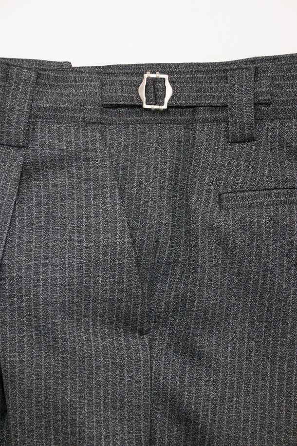 "Calf Wrap Pants - 그레인 블랙"은 데드스탁 원단을 사용하여 제작된 남성용 슬랙스입니다. 차콜 및 블랙 컬러로 출시되었으며, 미니멀하고 클래식한 스타일을 연출할 수 있습니다. 얇은 두께감에 루즈핏 와이드 실루엣으로 편안한 착용감을 선사하며, 부드러운 촉감과 스트라이프 패턴이 특징입니다. YKK 지퍼, 앞뒤 주머니, 아웃심 패널 디자인, 턱 디테일 등 완성도 높은 디테일을 더했으며, 오피스룩, 비즈니스 캐주얼, 출근룩 등 다양한 TPO에 활용하기 좋습니다.
