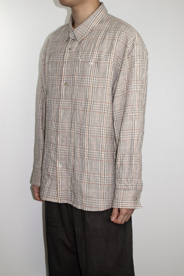 내추럴 체크 패턴 셔츠, 베이지 컬러의 이 셔츠는 남녀 모두 착용 가능한 제품입니다. 린넨과 면 혼방 소재로 제작되어 봄, 여름 시즌에 시원하게 입을 수 있으며, 릴렉스 핏과 차이나 칼라 디자인이 편안한 착용감을 선사합니다. 캐주얼, 베이직 스타일을 기반으로 데이트룩, 카페룩 등 다양한 TPO에 활용 가능하며, 히든 포켓, 자개 단추, 워싱 및 링클 가공으로 디테일을 더했습니다. 긴 소매와 레귤러 기장으로 어떤 스타일에도 잘 어울리는 활용도 높은 아이템입니다.
