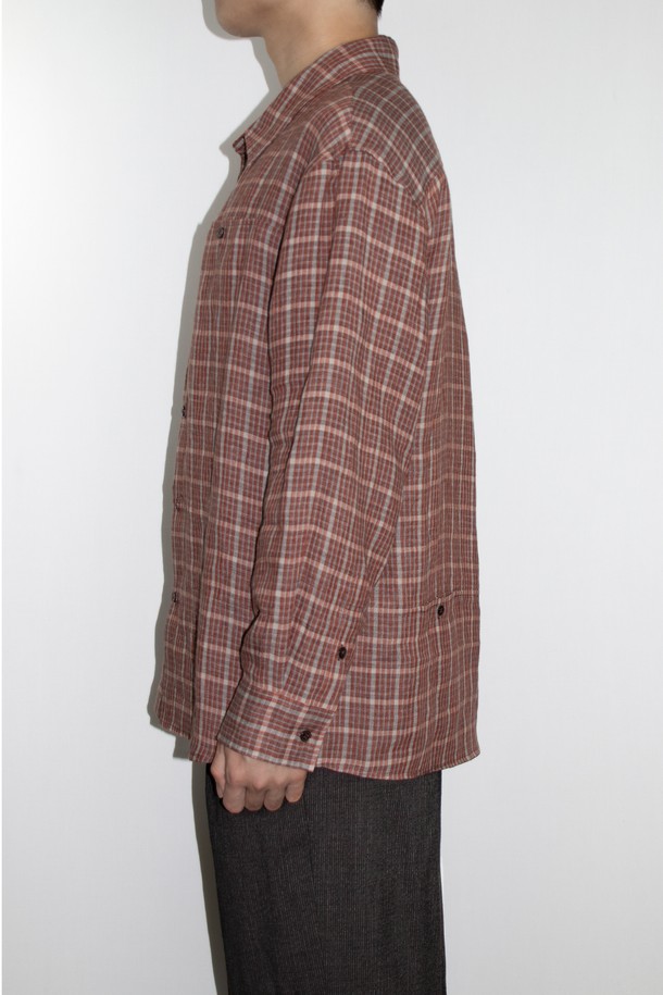 이태리산 린넨 패브릭으로 제작된 Natural Check Pattern 셔츠_레드입니다. 클래식과 캐주얼 무드를 넘나드는 릴랙스 핏의 긴소매 셔츠로, 봄, 여름 시즌에 활용하기 좋습니다. 체크 패턴과 부드러운 촉감이 특징이며, 히든 포켓과 연속 단추 디테일, 그리고 단추 잠금 포켓 3개가 디자인의 완성도를 높입니다. 데이트룩, 카페룩, 여행룩 등 다양한 TPO에 미니멀, 캐주얼, 클래식 스타일로 코디해보세요.
