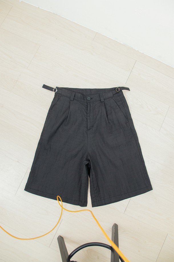 "Shelter Half Pants(쉘터 하프 팬츠)_____black"는 미니멀하고 시크한 스타일을 추구하는 남녀 모두에게 어울리는 와이드 팬츠입니다. 봄, 여름에 착용하기 적합하며, 부드러운 촉감과 은은한 광택감을 자랑하는 유럽산 폴리아미드 소재로 제작되었습니다. 허리 어드저스터와 YKK 지퍼 디테일, 턱 디테일이 돋보이며, 구김이 적어 편안하게 착용할 수 있습니다. 루즈핏의 긴 기장감과 블랙 컬러는 다양한 상의와 매치하여 데이트룩, 카페룩, 출근룩 등 폭넓은 TPO에 활용하기 좋습니다.
