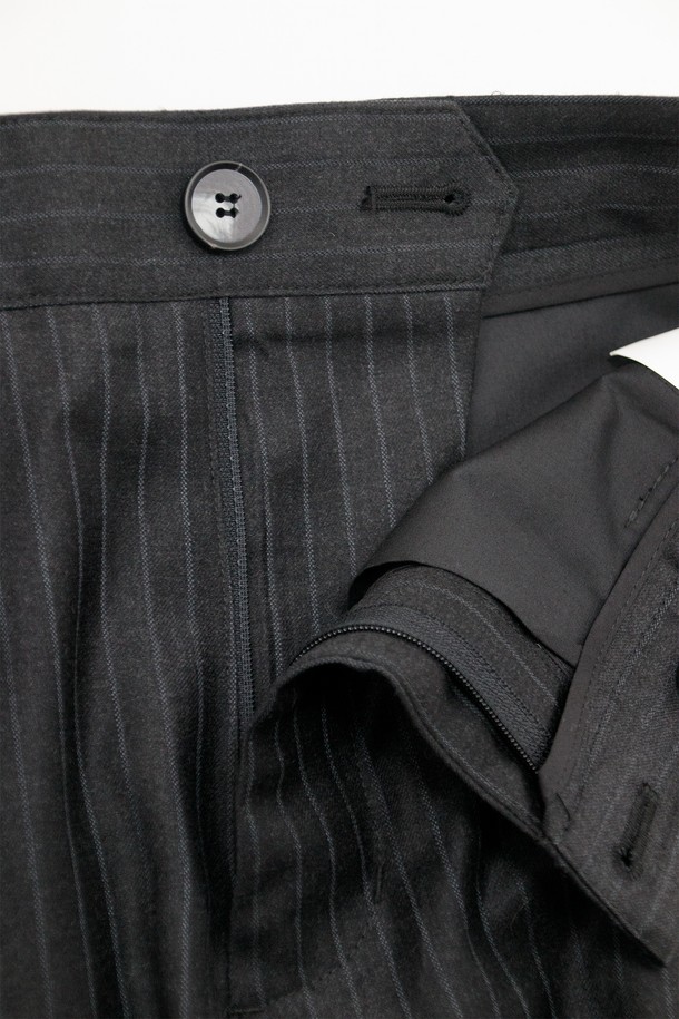 Calf 랩 팬츠_____딥 차콜 (데드스탁)는 모던하고 미니멀한 스타일의 와이드 핏 긴바지입니다. 딥 차콜 컬러에 부드러운 울 소재, 스트라이프 패턴으로 세련된 느낌을 더했습니다. 사이즈 어드저스터 밴딩과 YKK 지퍼, 앞뒤 주머니, 플라이 고정 바텍, 아웃심 패널 디자인, 턱 디테일로 편안함과 실용성을 높였습니다. 데드스탁 원단을 사용하여 희소성을 더했으며 출근룩, 오피스룩, 비즈니스 캐주얼에 적합합니다. 클래식, 미니멀, 시크한 스타일을 연출해보세요.
