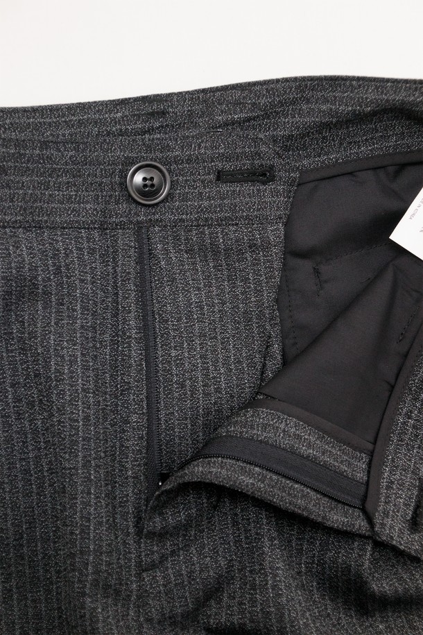 "Calf Wrap Pants - 그레인 블랙"은 데드스탁 원단을 사용하여 제작된 남성용 슬랙스입니다. 차콜 및 블랙 컬러로 출시되었으며, 미니멀하고 클래식한 스타일을 연출할 수 있습니다. 얇은 두께감에 루즈핏 와이드 실루엣으로 편안한 착용감을 선사하며, 부드러운 촉감과 스트라이프 패턴이 특징입니다. YKK 지퍼, 앞뒤 주머니, 아웃심 패널 디자인, 턱 디테일 등 완성도 높은 디테일을 더했으며, 오피스룩, 비즈니스 캐주얼, 출근룩 등 다양한 TPO에 활용하기 좋습니다.
