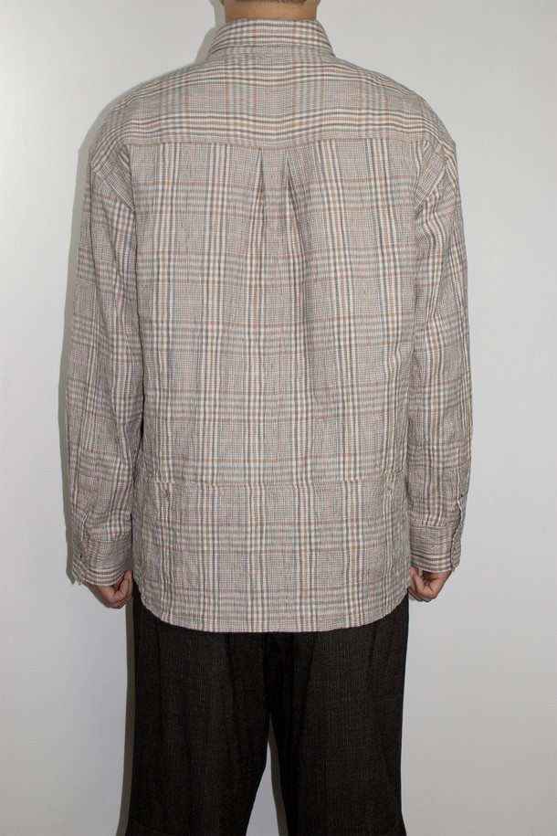 내추럴 체크 패턴 셔츠, 베이지 컬러의 이 셔츠는 남녀 모두 착용 가능한 제품입니다. 린넨과 면 혼방 소재로 제작되어 봄, 여름 시즌에 시원하게 입을 수 있으며, 릴렉스 핏과 차이나 칼라 디자인이 편안한 착용감을 선사합니다. 캐주얼, 베이직 스타일을 기반으로 데이트룩, 카페룩 등 다양한 TPO에 활용 가능하며, 히든 포켓, 자개 단추, 워싱 및 링클 가공으로 디테일을 더했습니다. 긴 소매와 레귤러 기장으로 어떤 스타일에도 잘 어울리는 활용도 높은 아이템입니다.
