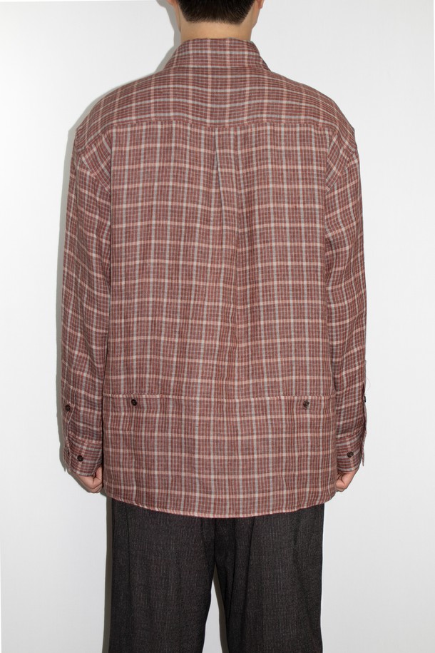 이태리산 린넨 패브릭으로 제작된 Natural Check Pattern 셔츠_레드입니다. 클래식과 캐주얼 무드를 넘나드는 릴랙스 핏의 긴소매 셔츠로, 봄, 여름 시즌에 활용하기 좋습니다. 체크 패턴과 부드러운 촉감이 특징이며, 히든 포켓과 연속 단추 디테일, 그리고 단추 잠금 포켓 3개가 디자인의 완성도를 높입니다. 데이트룩, 카페룩, 여행룩 등 다양한 TPO에 미니멀, 캐주얼, 클래식 스타일로 코디해보세요.
