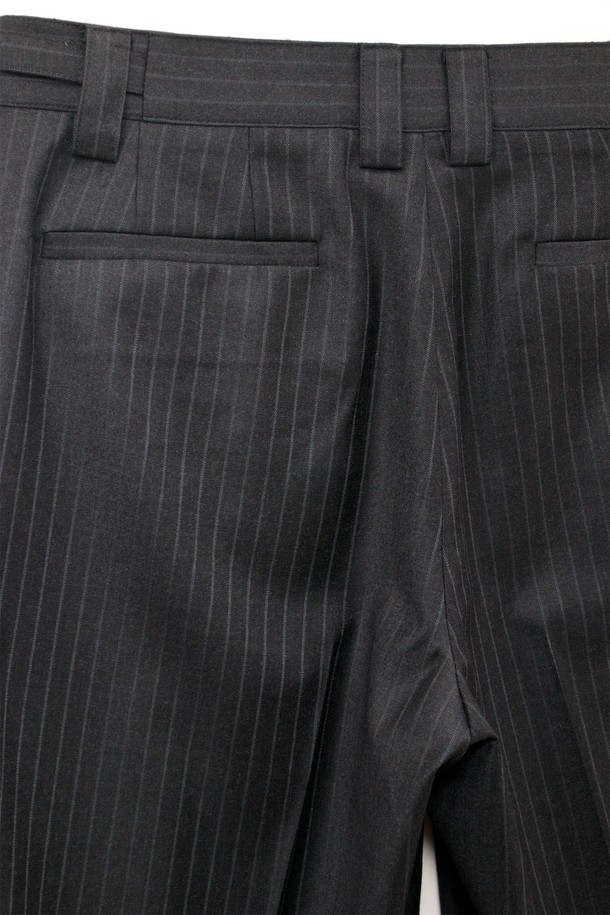 Calf 랩 팬츠_____딥 차콜 (데드스탁)는 모던하고 미니멀한 스타일의 와이드 핏 긴바지입니다. 딥 차콜 컬러에 부드러운 울 소재, 스트라이프 패턴으로 세련된 느낌을 더했습니다. 사이즈 어드저스터 밴딩과 YKK 지퍼, 앞뒤 주머니, 플라이 고정 바텍, 아웃심 패널 디자인, 턱 디테일로 편안함과 실용성을 높였습니다. 데드스탁 원단을 사용하여 희소성을 더했으며 출근룩, 오피스룩, 비즈니스 캐주얼에 적합합니다. 클래식, 미니멀, 시크한 스타일을 연출해보세요.
