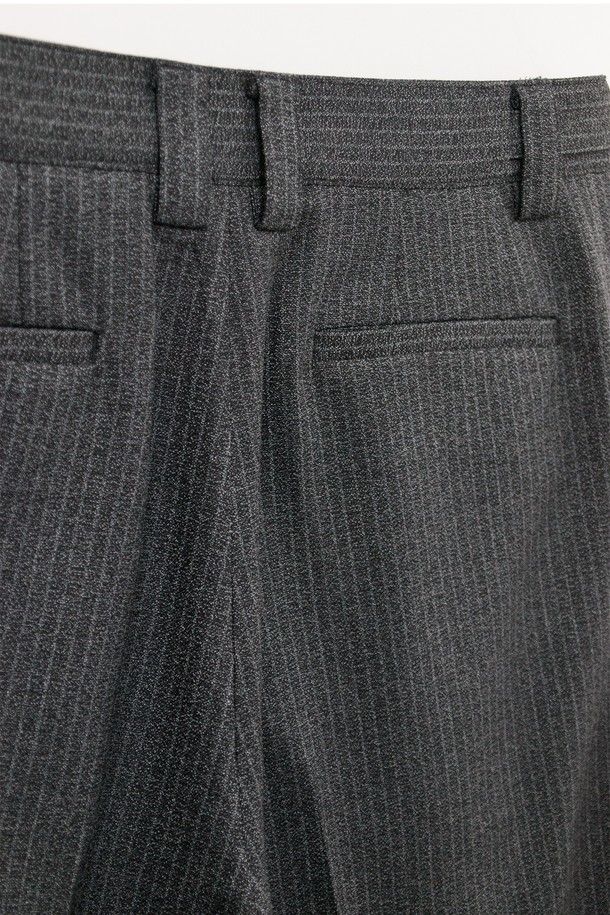"Calf Wrap Pants - 그레인 블랙"은 데드스탁 원단을 사용하여 제작된 남성용 슬랙스입니다. 차콜 및 블랙 컬러로 출시되었으며, 미니멀하고 클래식한 스타일을 연출할 수 있습니다. 얇은 두께감에 루즈핏 와이드 실루엣으로 편안한 착용감을 선사하며, 부드러운 촉감과 스트라이프 패턴이 특징입니다. YKK 지퍼, 앞뒤 주머니, 아웃심 패널 디자인, 턱 디테일 등 완성도 높은 디테일을 더했으며, 오피스룩, 비즈니스 캐주얼, 출근룩 등 다양한 TPO에 활용하기 좋습니다.
