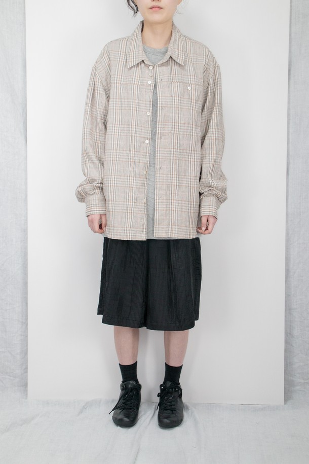 내추럴 체크 패턴 셔츠, 베이지 컬러의 이 셔츠는 남녀 모두 착용 가능한 제품입니다. 린넨과 면 혼방 소재로 제작되어 봄, 여름 시즌에 시원하게 입을 수 있으며, 릴렉스 핏과 차이나 칼라 디자인이 편안한 착용감을 선사합니다. 캐주얼, 베이직 스타일을 기반으로 데이트룩, 카페룩 등 다양한 TPO에 활용 가능하며, 히든 포켓, 자개 단추, 워싱 및 링클 가공으로 디테일을 더했습니다. 긴 소매와 레귤러 기장으로 어떤 스타일에도 잘 어울리는 활용도 높은 아이템입니다.
