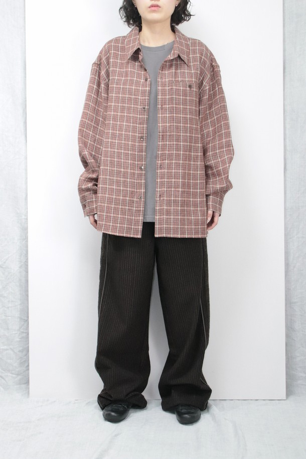 이태리산 린넨 패브릭으로 제작된 Natural Check Pattern 셔츠_레드입니다. 클래식과 캐주얼 무드를 넘나드는 릴랙스 핏의 긴소매 셔츠로, 봄, 여름 시즌에 활용하기 좋습니다. 체크 패턴과 부드러운 촉감이 특징이며, 히든 포켓과 연속 단추 디테일, 그리고 단추 잠금 포켓 3개가 디자인의 완성도를 높입니다. 데이트룩, 카페룩, 여행룩 등 다양한 TPO에 미니멀, 캐주얼, 클래식 스타일로 코디해보세요.
