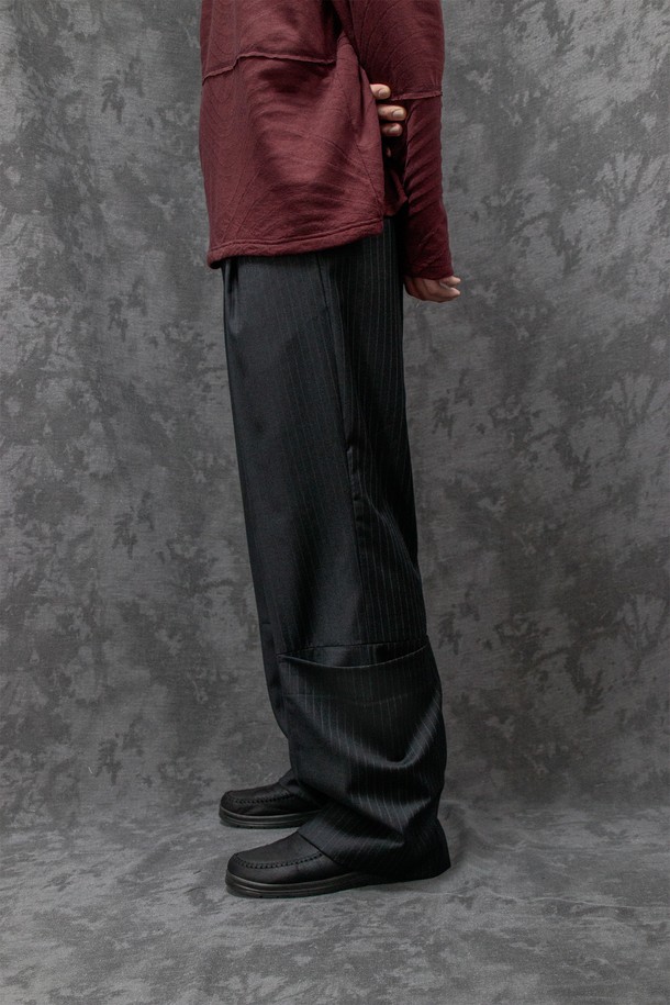 Calf 랩 팬츠_____딥 차콜 (데드스탁)는 모던하고 미니멀한 스타일의 와이드 핏 긴바지입니다. 딥 차콜 컬러에 부드러운 울 소재, 스트라이프 패턴으로 세련된 느낌을 더했습니다. 사이즈 어드저스터 밴딩과 YKK 지퍼, 앞뒤 주머니, 플라이 고정 바텍, 아웃심 패널 디자인, 턱 디테일로 편안함과 실용성을 높였습니다. 데드스탁 원단을 사용하여 희소성을 더했으며 출근룩, 오피스룩, 비즈니스 캐주얼에 적합합니다. 클래식, 미니멀, 시크한 스타일을 연출해보세요.
