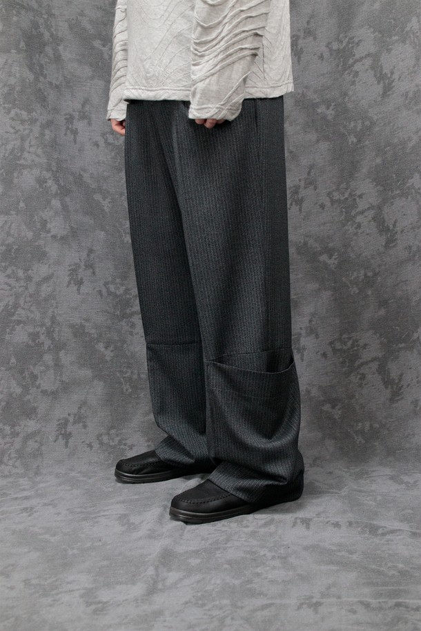 "Calf Wrap Pants - 그레인 블랙"은 데드스탁 원단을 사용하여 제작된 남성용 슬랙스입니다. 차콜 및 블랙 컬러로 출시되었으며, 미니멀하고 클래식한 스타일을 연출할 수 있습니다. 얇은 두께감에 루즈핏 와이드 실루엣으로 편안한 착용감을 선사하며, 부드러운 촉감과 스트라이프 패턴이 특징입니다. YKK 지퍼, 앞뒤 주머니, 아웃심 패널 디자인, 턱 디테일 등 완성도 높은 디테일을 더했으며, 오피스룩, 비즈니스 캐주얼, 출근룩 등 다양한 TPO에 활용하기 좋습니다.
