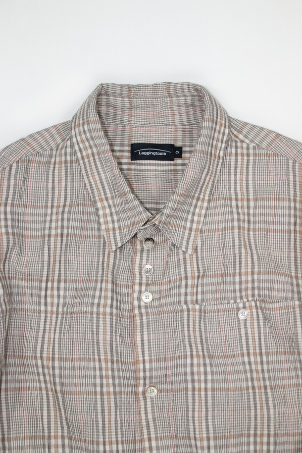 내추럴 체크 패턴 셔츠, 베이지 컬러의 이 셔츠는 남녀 모두 착용 가능한 제품입니다. 린넨과 면 혼방 소재로 제작되어 봄, 여름 시즌에 시원하게 입을 수 있으며, 릴렉스 핏과 차이나 칼라 디자인이 편안한 착용감을 선사합니다. 캐주얼, 베이직 스타일을 기반으로 데이트룩, 카페룩 등 다양한 TPO에 활용 가능하며, 히든 포켓, 자개 단추, 워싱 및 링클 가공으로 디테일을 더했습니다. 긴 소매와 레귤러 기장으로 어떤 스타일에도 잘 어울리는 활용도 높은 아이템입니다.
